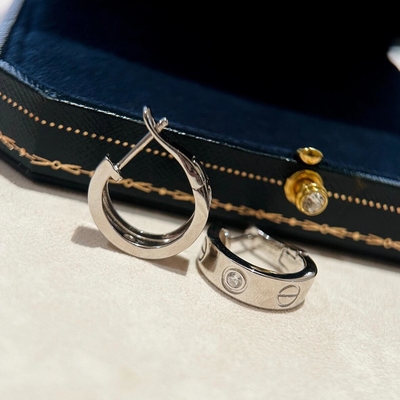 Купить OEM ODM Черепицы из твердого золота 18k Естественные бриллиантовые серьги AU750 online manufacture